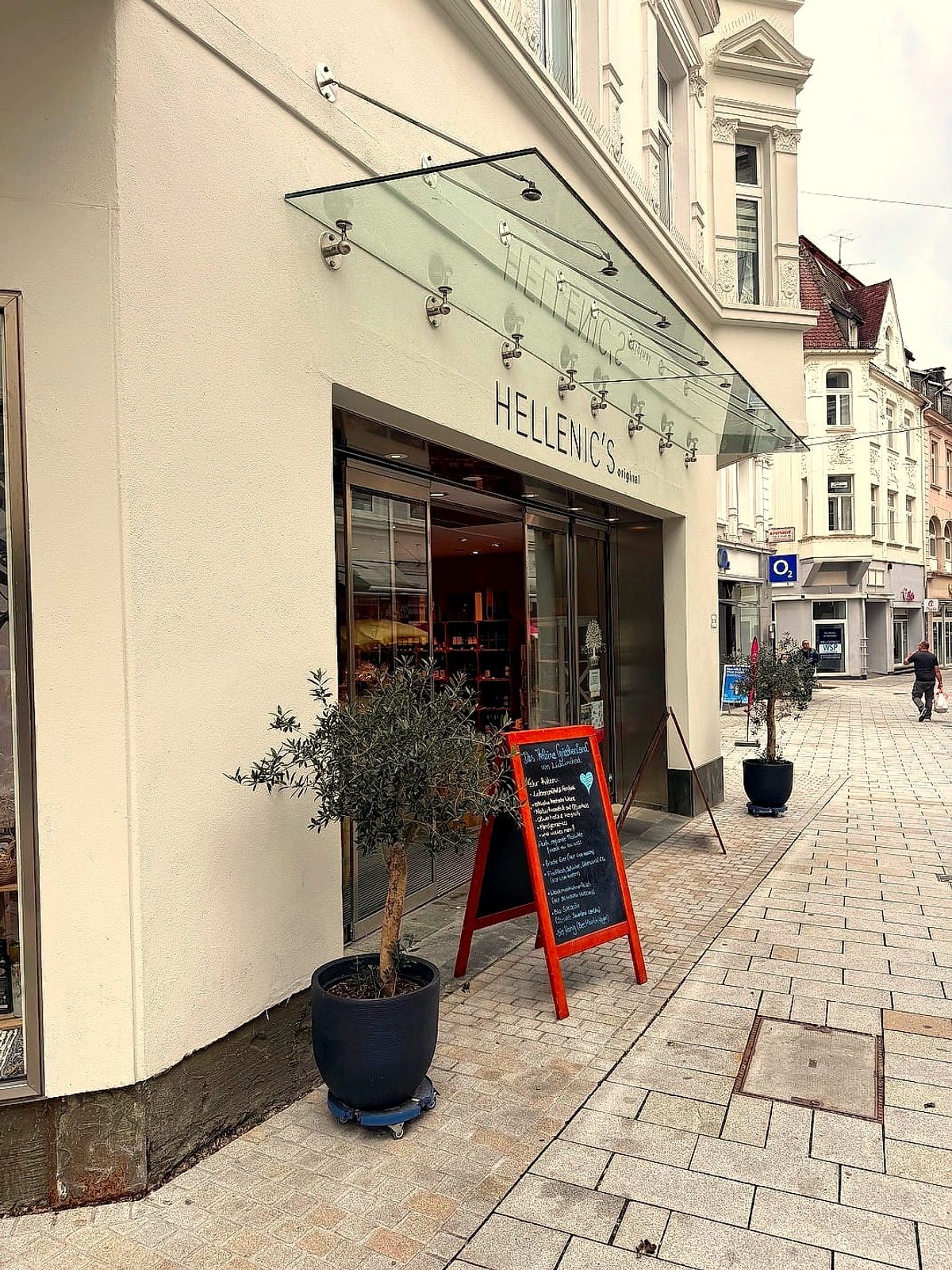 Geschäftseingang an der Wilhelmstraße in Lüdenscheid mit Aufsteller vor der Tür