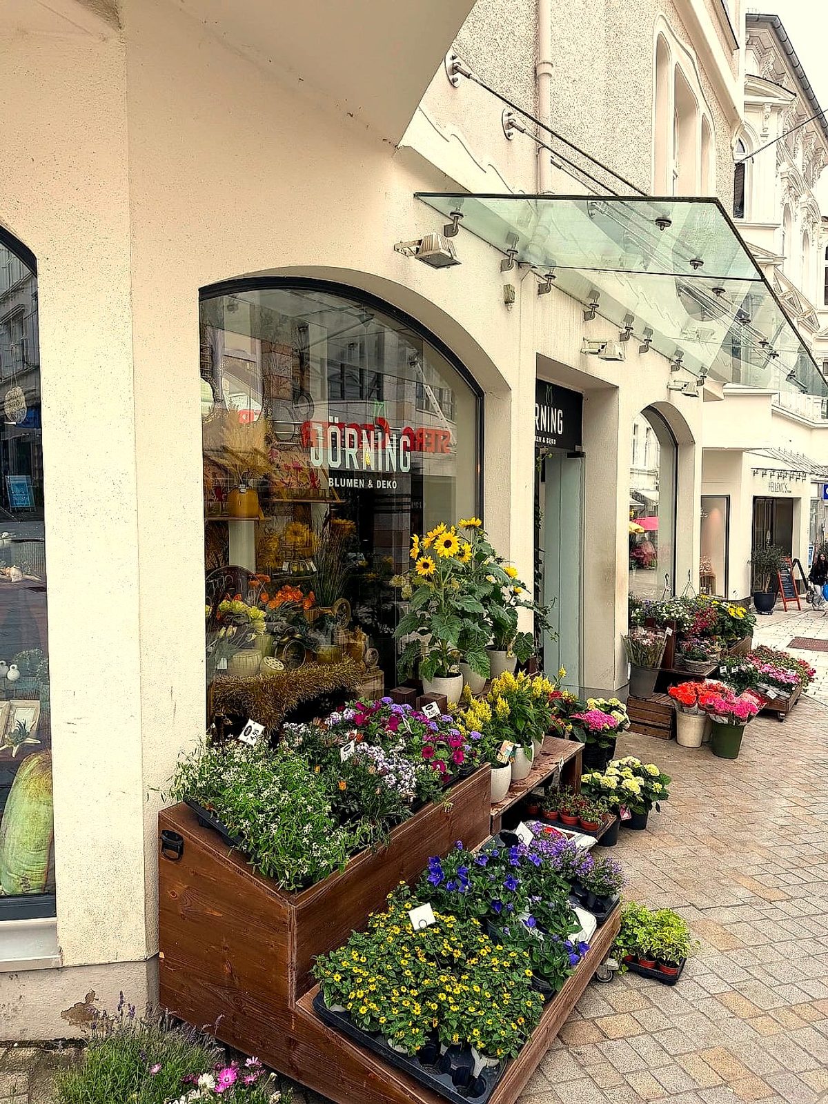 Blumengeschäft in der Lüdenscheider Innenstadt mit Blumenkästen und Sonnenblumen vor dem Schaufenster